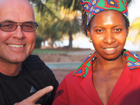 Dr. Sieper freut sich mit der strahlenden Afrikanerin